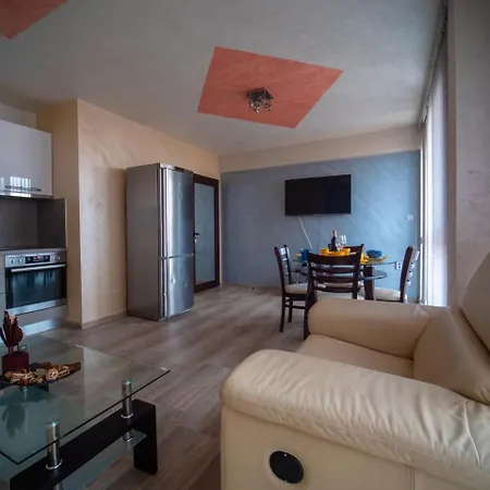 Boutique Maritsa Center With Garage Apartment